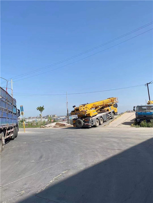 阿勒泰25吨吊车的租赁价格大概是多少？