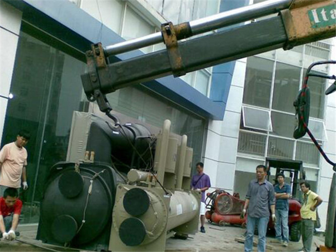 阿勒泰随车吊和汽车吊的核心区别是什么？哪种更省钱？